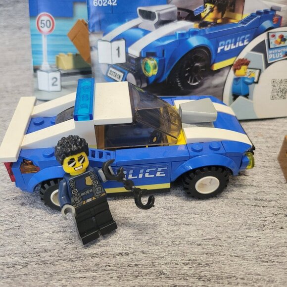 LEGO City 60242 Police Highway Arrest - Picture 3 of 13